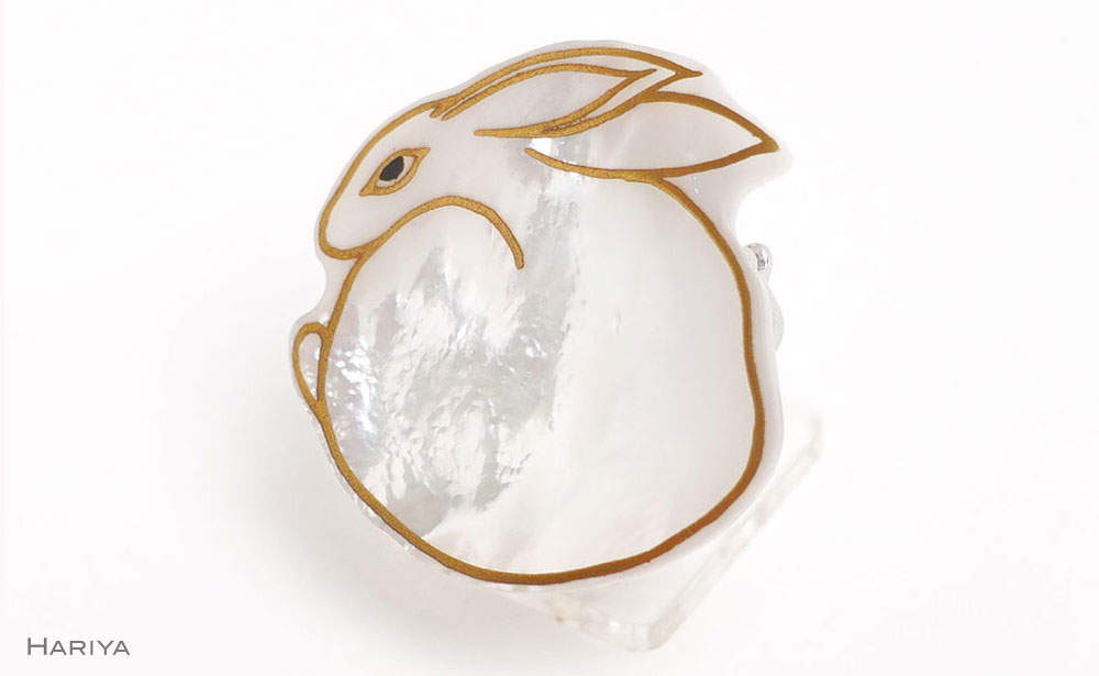 うさぎ蒔絵 白蝶貝ブローチ 桐箱付き 蒔絵 漆 白蝶貝 うさぎ ウサギ うるしアート  ブローチ アクセサリー ギフト 伝統工芸 工芸品 国産 日本製 復興 震災 コロナ 能登半島地震復興支援 北陸新幹線 F6P-1515