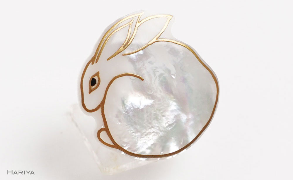 うさぎ蒔絵 白蝶貝ブローチ 桐箱付き 蒔絵 漆 白蝶貝 うさぎ ウサギ うるしアート  ブローチ アクセサリー ギフト 伝統工芸 工芸品 国産 日本製 復興 震災 コロナ 能登半島地震復興支援 北陸新幹線 F6P-1515