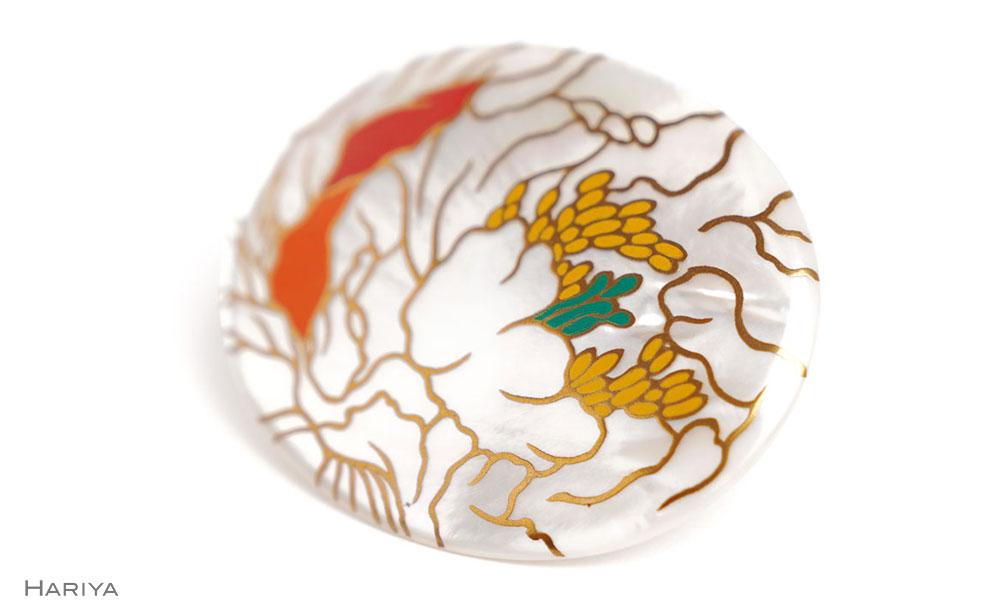 白牡丹蒔絵 白蝶貝ブローチ 桐箱付き 蒔絵 漆 白蝶貝 白牡丹 牡丹 うるしアート ハンドメイド ブローチ アクセサリー ギフト 伝統工芸 工芸品 国産 日本製 復興 震災 コロナ 能登半島地震復興支援 北陸新幹線 F6P-1523