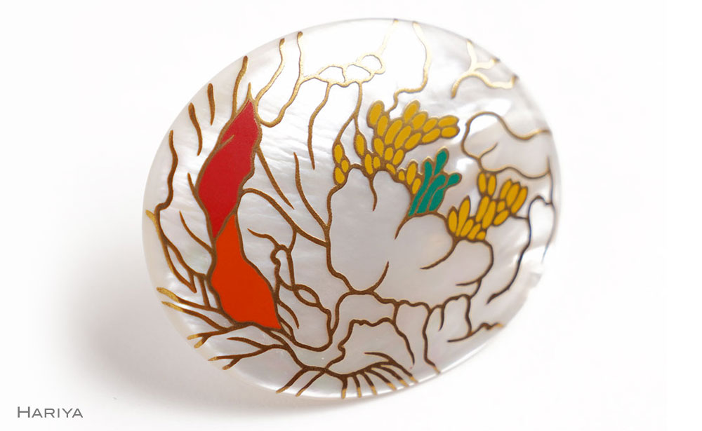 白牡丹蒔絵 白蝶貝ブローチ 桐箱付き 蒔絵 漆 白蝶貝 白牡丹 牡丹 うるしアート ハンドメイド ブローチ アクセサリー ギフト 伝統工芸 工芸品 国産 日本製 復興 震災 コロナ 能登半島地震復興支援 北陸新幹線 F6P-1523