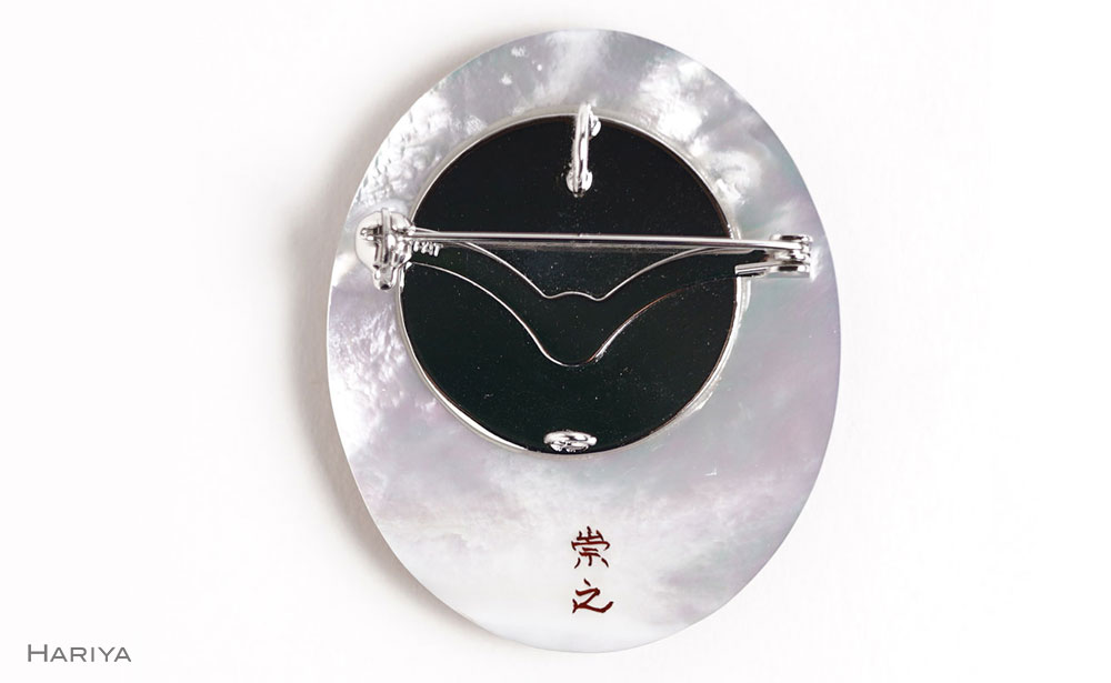 梅蒔絵 白蝶貝ブローチ 桐箱付き 蒔絵 漆 白蝶貝 梅 うるしアート ハンドメイド ブローチ アクセサリー ギフト 伝統工芸 工芸品 国産 日本製 復興 震災 コロナ 能登半島地震復興支援 北陸新幹線 F6P-1532