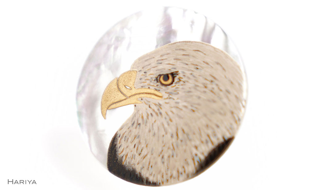 白頭鷲蒔絵 白蝶貝ブローチ 桐箱付き 蒔絵 漆 白蝶貝 白頭鷲 ハクトウワシ 鷲 ハンドメイド ブローチ アクセサリー ギフト 伝統工芸 工芸品 国産 日本製 復興 震災 コロナ 能登半島地震復興支援 北陸新幹線 F6P-1536