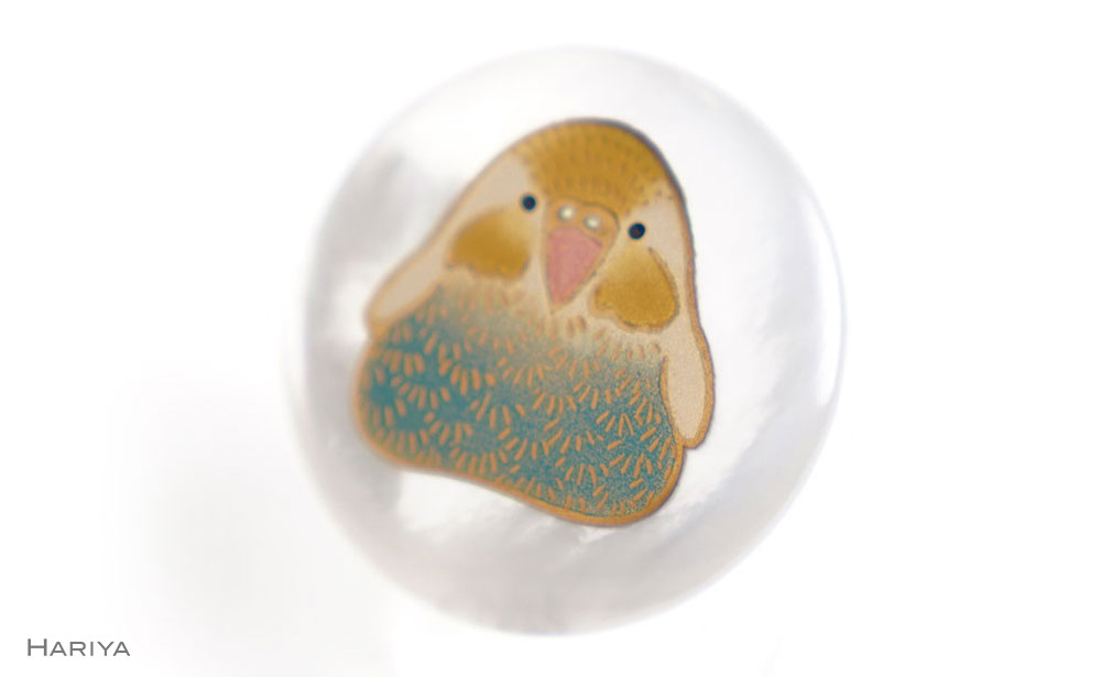 セキセイインコ蒔絵 白蝶貝ブローチ 桐箱付き 蒔絵 漆 白蝶貝 セキセイインコ インコ  ブローチ アクセサリー ギフト 伝統工芸 工芸品 国産 日本製 復興 震災 コロナ 能登半島地震復興支援 北陸新幹線 F6P-1537