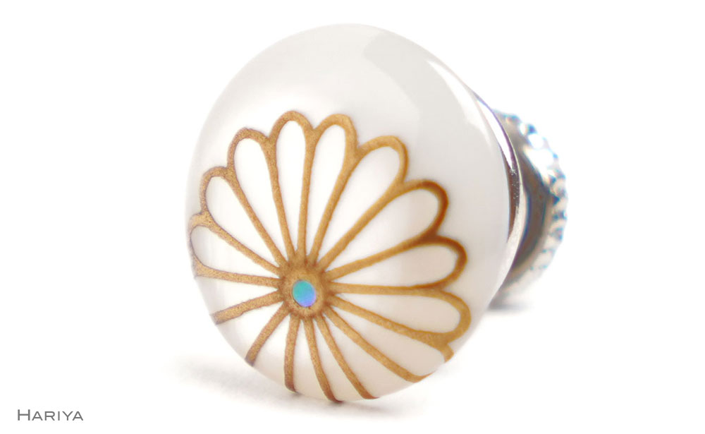 菊蒔絵 白蝶貝ピンブローチ 桐箱付き 蒔絵 漆 白蝶貝 菊 ハンドメイド ピンブローチ アクセサリー ギフト 伝統工芸 工芸品 国産 日本製 復興 震災 コロナ 能登半島地震復興支援 北陸新幹線 F6P-1695