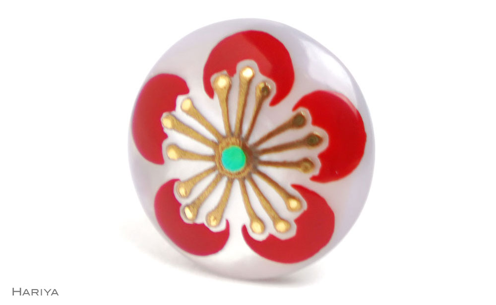 梅蒔絵 白蝶貝ピンブローチ 桐箱付き 蒔絵 漆 白蝶貝 梅 梅の花 ハンドメイド ピンブローチ アクセサリー ギフト 伝統工芸 工芸品 国産 日本製 復興 震災 コロナ 能登半島地震復興支援 北陸新幹線 F6P-1707