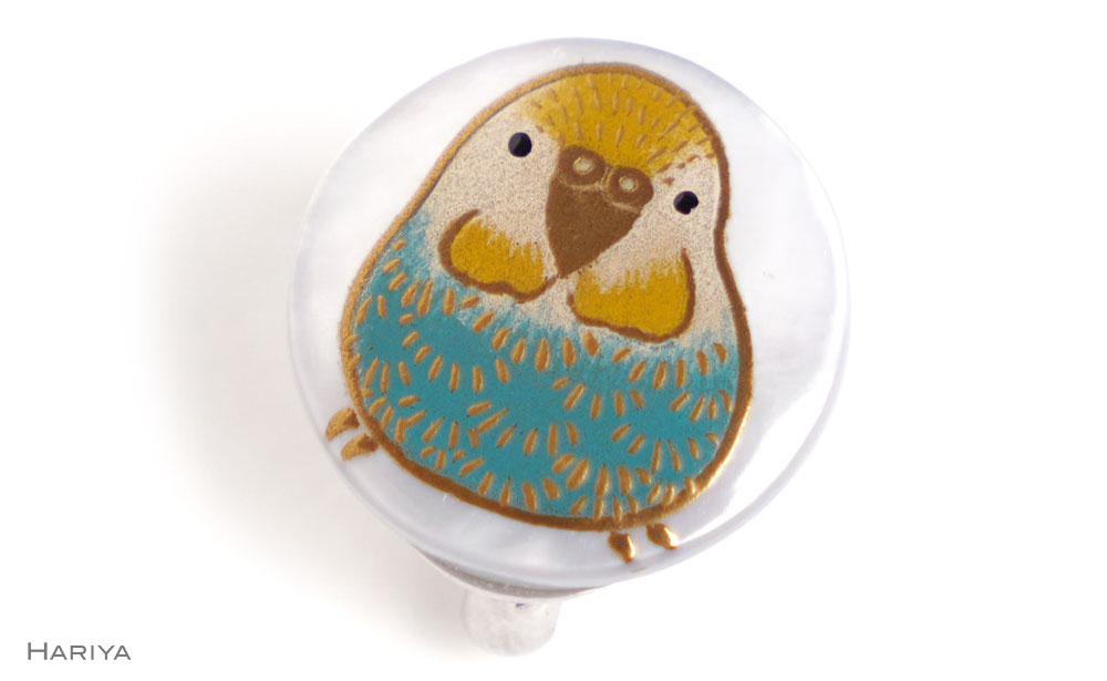 セキセイインコ蒔絵 白蝶貝帯留め 桐箱付き セキセイインコ 鳥 白蝶貝 漆塗り 漆 蒔絵 帯留 帯留め  アクセサリー 和装 着物 和服 工芸品 国産 日本製 復興 震災 コロナ 能登半島地震復興支援 北陸新幹線 F6P-1717