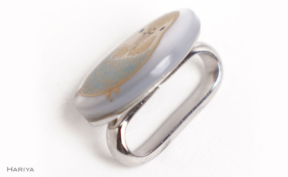 セキセイインコ蒔絵 白蝶貝帯留め 桐箱付き セキセイインコ 鳥 白蝶貝 漆塗り 漆 蒔絵 帯留 帯留め  アクセサリー 和装 着物 和服 工芸品 国産 日本製 復興 震災 コロナ 能登半島地震復興支援 北陸新幹線 F6P-1717