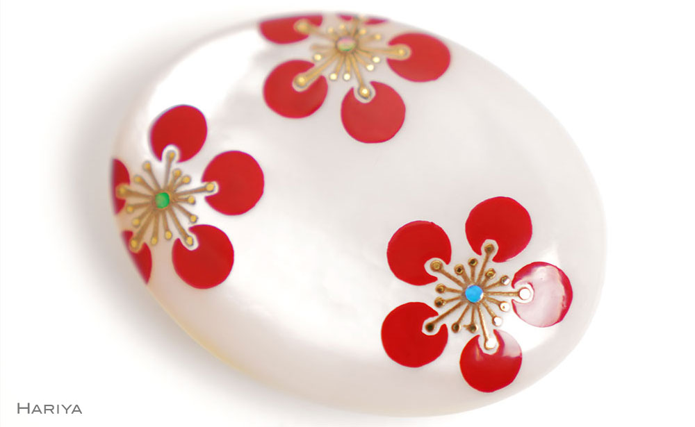 梅蒔絵 白蝶貝帯留め 桐箱付き 梅 幾何学 白蝶貝 漆塗り 漆 蒔絵 帯留 帯留め  アクセサリー 和装 着物 和服  伝統工芸 工芸品 国産 日本製 うるしアート 復興 震災 コロナ 能登半島地震復興支援 北陸新幹線 F6P-1720