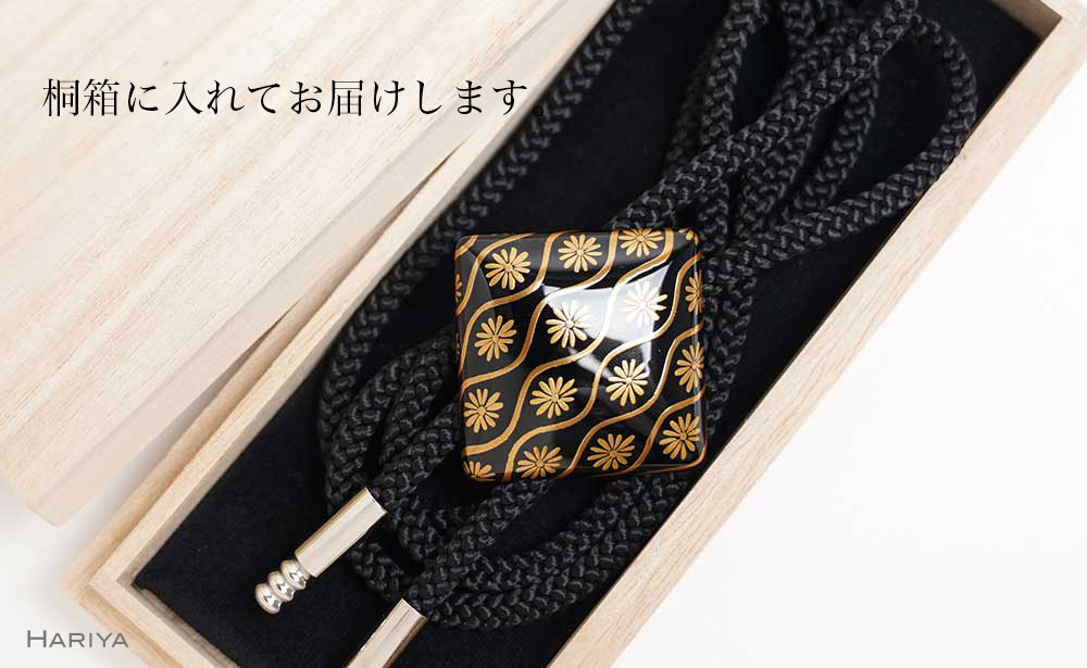 菊立涌文蒔絵 桂漆塗ループタイ 菊立涌文様 漆塗り 漆 蒔絵 桂 うるしアート ハンドメイド ループタイ アクセサリー ギフト 伝統工芸 工芸品 国産 日本製 復興 震災 コロナ 能登半島地震復興支援 北陸新幹線 F6P-1738