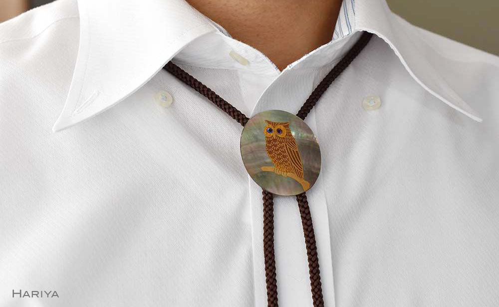 ふくろう蒔絵 黒蝶貝ループタイ ふくろう フクロウ 漆塗り 漆 蒔絵 黒蝶貝 ハンドメイド ループタイ アクセサリー ギフト 伝統工芸 工芸品 国産 日本製 復興 震災 コロナ 能登半島地震復興支援 北陸新幹線 F6P-1740