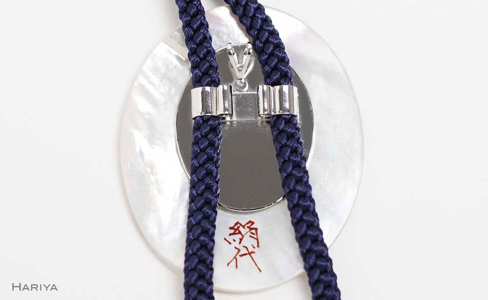 森の中のふくろう蒔絵 白蝶貝ループタイ フクロウ 漆塗り 漆 蒔絵 白蝶貝 うるしアート  ループタイ アクセサリー ギフト 伝統工芸 工芸品 国産 日本製 復興 震災 コロナ 能登半島地震復興支援 北陸新幹線 F6P-1753