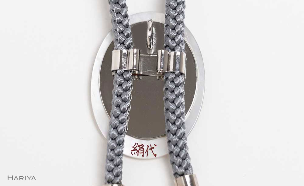 団栗とふくろう蒔絵 白蝶貝ループタイ ふくろう フクロウ 漆塗り 漆 蒔絵 白蝶貝 うるしアート  ループタイ アクセサリー ギフト 伝統工芸 工芸品 国産 日本製 復興 震災 コロナ 能登半島地震復興支援 北陸新幹線 F6P-1754