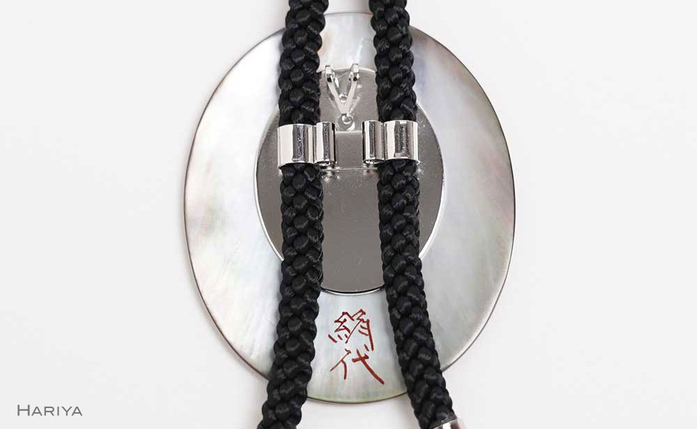 太陽蒔絵 黒蝶貝ループタイ 縦55mm×横45mm 太陽 漆塗り 漆 蒔絵 黒蝶貝 うるしアート  ループタイ アクセサリー ギフト 伝統工芸 工芸品 国産 日本製 復興 震災 コロナ 能登半島地震復興支援 北陸新幹線 F6P-1756