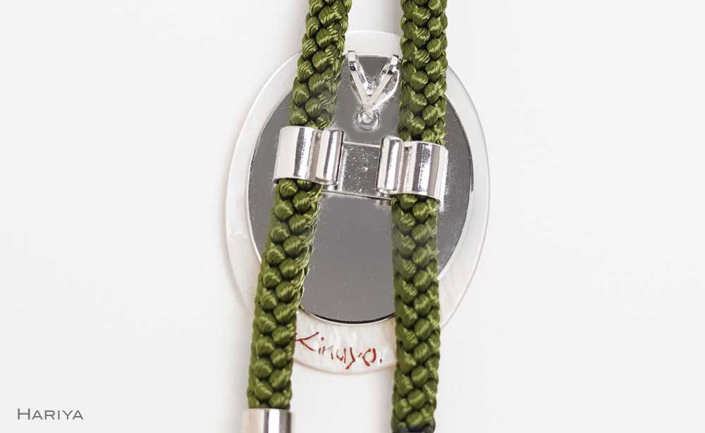 太陽蒔絵 黒蝶貝ループタイ 縦40mm×横30mm 太陽 漆塗り 漆 蒔絵 黒蝶貝 うるしアート  ループタイ アクセサリー ギフト 伝統工芸 工芸品 国産 日本製 復興 震災 コロナ 能登半島地震復興支援 北陸新幹線 F6P-1757