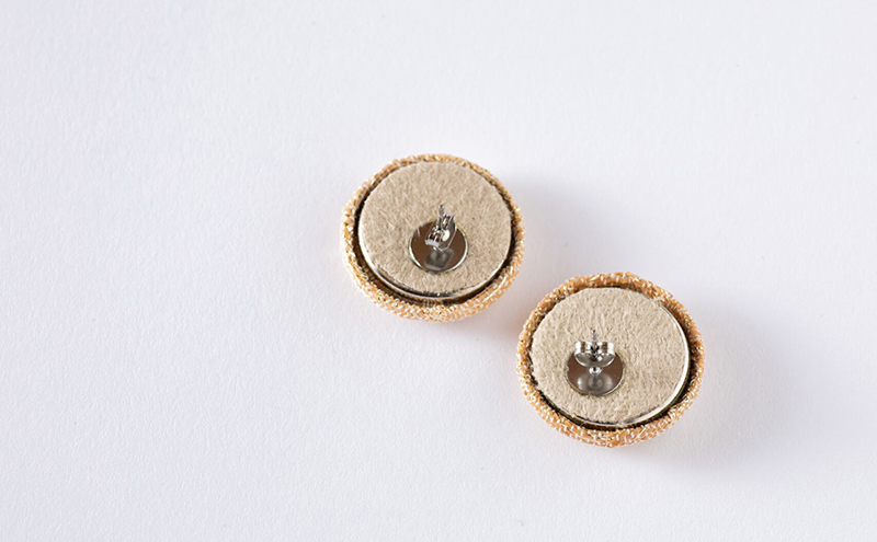 ピアス 希少素材 アバカ織のピアス ゴールド アクセサリー ファッション 天然繊維 アバカ 金糸 シンプル 大きめ 普段使い パーティー 光沢 袋井市 静岡県