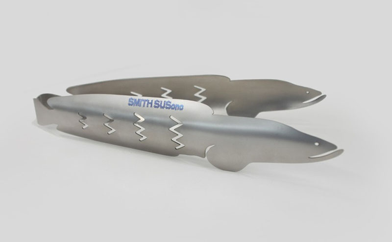 トング 使うたびに愛着が湧く、雷魚がモデルのチタン製トング (150mm)【 TITANIUM Tongs 雷魚 Snakehead L150 】 チタン 衛生的 水洗い 軽量 耐食性 裾野市 静岡県