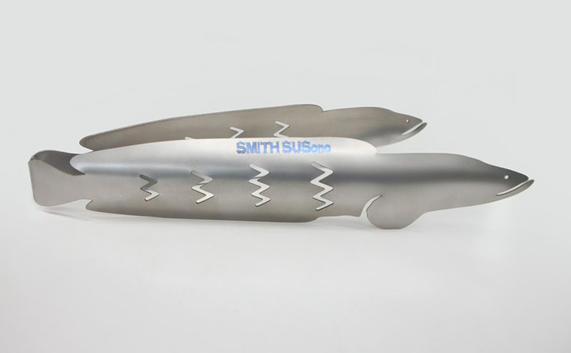 トング 使うたびに愛着が湧く、雷魚がモデルのチタン製トング (250mm)【 TITANIUM Tongs 雷魚 Snakehead L250 】 チタン 衛生的 水洗い 軽量 耐食性 裾野市 静岡県