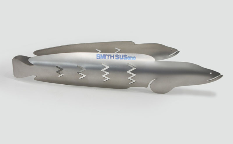 トング 使うたびに愛着が湧く、雷魚がモデルのチタン製トング (300mm)【 TITANIUM Tongs 雷魚 Snakehead L300 】 チタン 衛生的 水洗い 軽量 耐食性 裾野市 静岡県