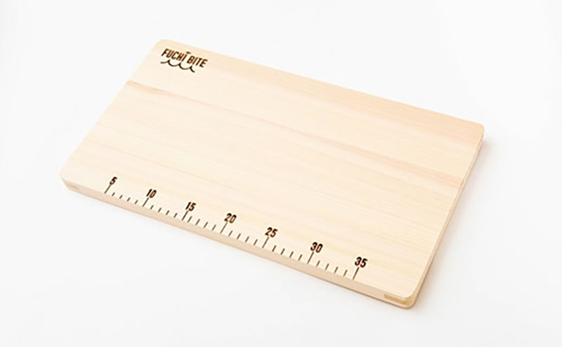 【FUCHI BITE】 スケール付き 木製まな板（ヒノキ） 木製 ヒノキ 檜 木工品 卓上 国産 キッチン用品 キッチングッズ 調理器具 日用品 日用雑貨 アウトドア キャンプ カットボード カッティングボード