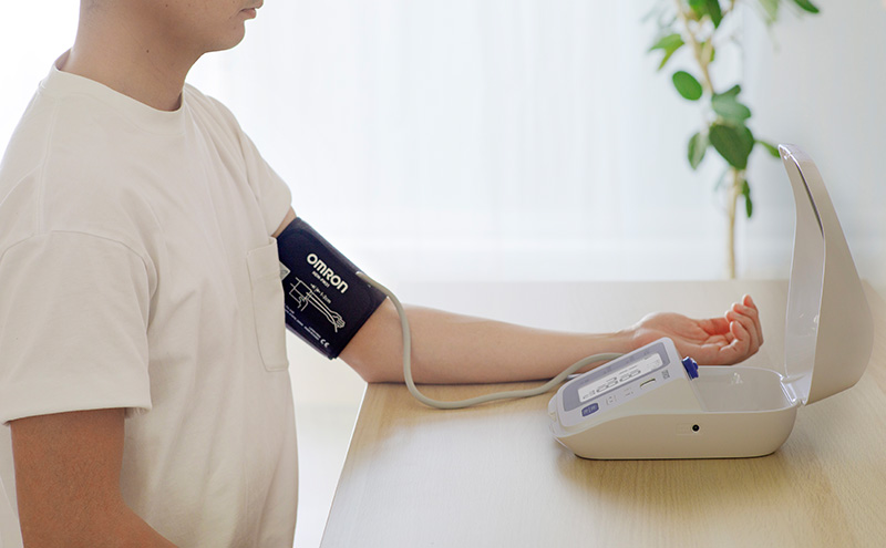 オムロン 上腕式血圧計 HEM-7313 健康機器 ヘルスケア すっきり収納 簡単 正しく測定 フィットカフ カフぴったり巻きチェック