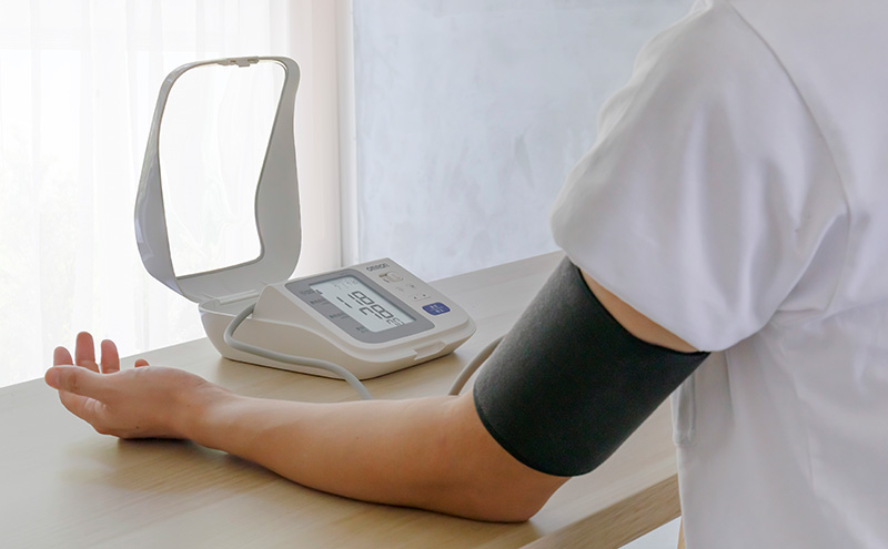 オムロン 上腕式血圧計 HEM-7313 健康機器 ヘルスケア すっきり収納 簡単 正しく測定 フィットカフ カフぴったり巻きチェック