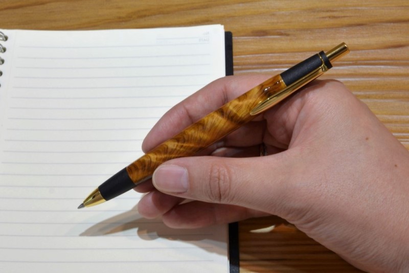 【12月23日受付分まで「年内配送」可】天然屋久杉ボールペン(0.7mm)1本 〈 ペン 文具 工芸品 文房具 雑貨 ギフト 贈答 プレゼント 木軸 木製 入学 お祝い〉