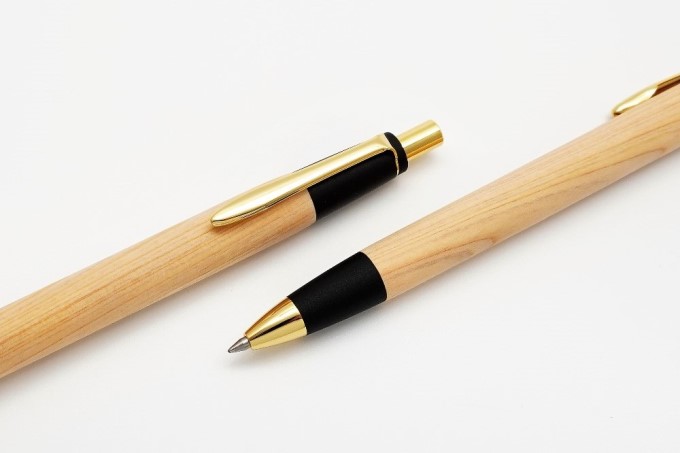 屋久島産【天然ヒノキ】無垢ボールペン?ストレートタイプ(0.7mm)1本 〈 文具 工芸品 木軸 木製 雑貨 ギフト 贈答 プレゼント〉