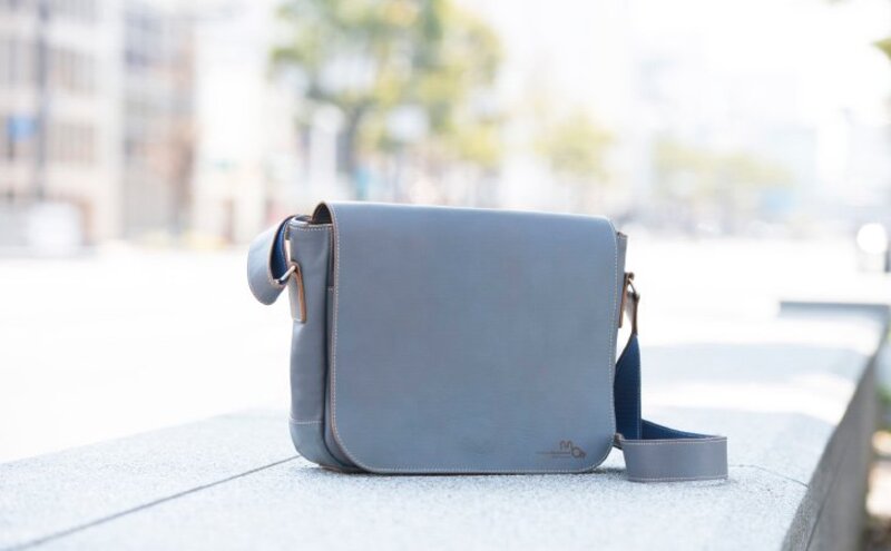 シンプルな本革メッセンジャーバッグ（B5サイズ）全5色（バーミリオン）