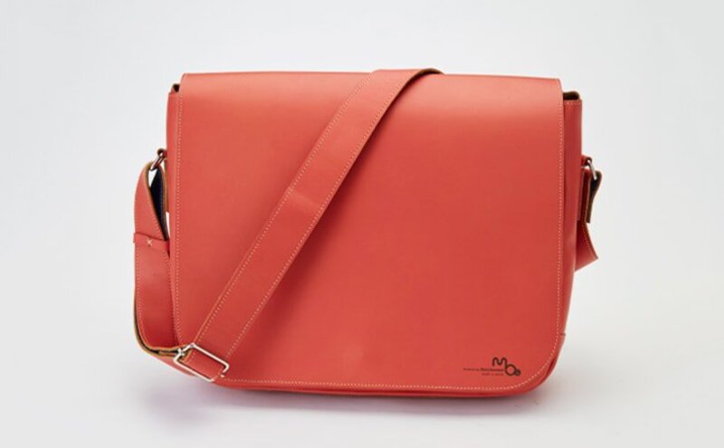 シンプルな本革メッセンジャーバッグ（B5サイズ）全5色（バーミリオン）