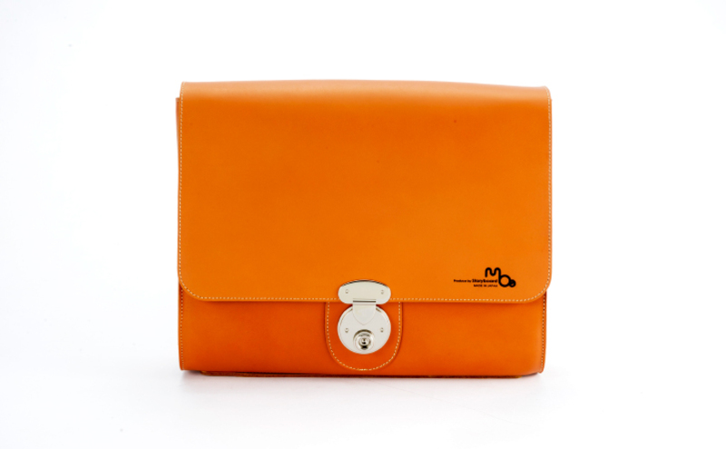 シンプルな本革クラッチバッグ（A4サイズ）全4色（キャメル）