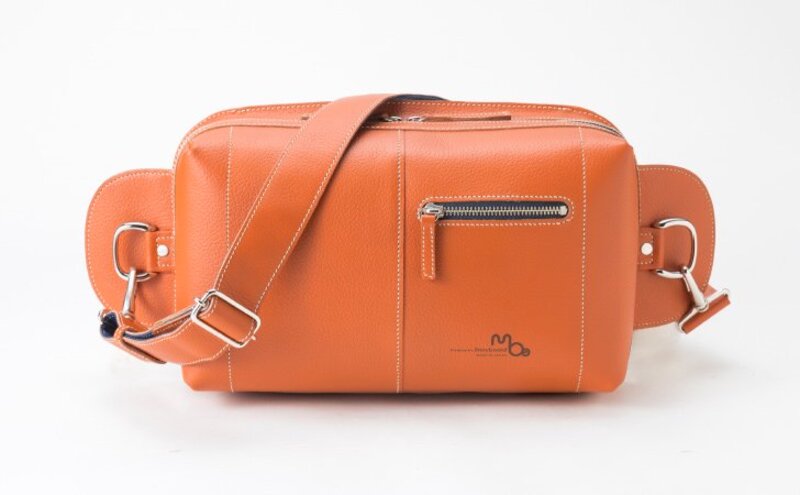 A5サイズのタブレットが入る本革ボディバッグ キャメル
