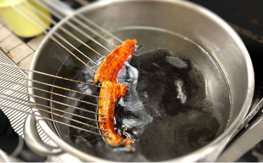 秘伝のタレで焼上げた蒲焼、国産うなぎの白焼き 各1尾（2人前）< タレ・山椒・醤油付 >[051-a005]