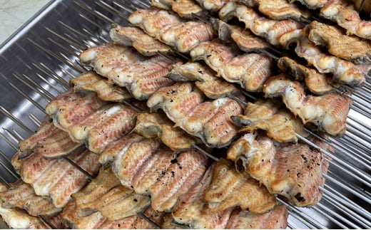 秘伝のタレで焼上げた蒲焼、国産うなぎの白焼き 各1尾（2人前）< タレ・山椒・醤油付 >[051-a005]