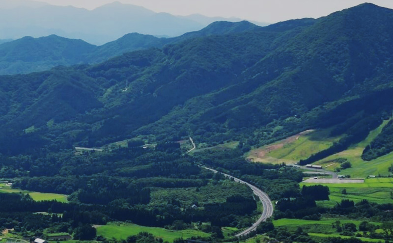 山神の水 500ml×30本入り ナチュラルミネラルウォーター 岡山 高梁市 水 ミネラルウォーター 飲料 ドリンク ペットボトル 鉱泉水 天然水 お水 健康 水分補給 安心 安全 国産 飲みやすい まろやか