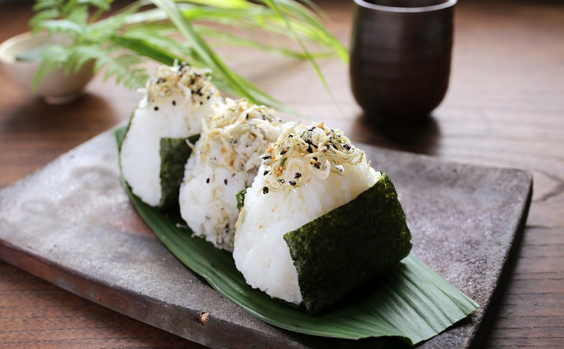 ちりめんの旨みをずっと感じられるふりかけ ちり旨ふりかけ 味ゴマひじき 3個セット【ちりめん ちりめんじゃこ あみえび アミエビ 牛窓ちりめん ごま ふりかけ カリカリ おにぎり 混ぜご飯 ご飯のお供 岡山 瀬戸内市 牛窓 服部水産 】