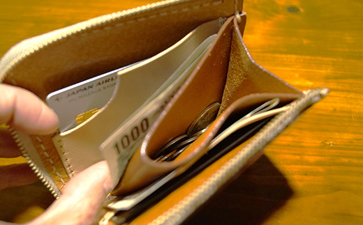 本革製L字ファスナーミニウォレット 収納時：縦約9.3cm×横約10.5cm ＜ブラック＞ 牛革 本革 L字 ミニ ウォレット コインポーチ 国産牛革 革製品 贈り物 ギフト 国産 黒 ブラック F6L-210 ブラック