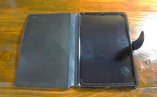 本革製手帳型iPad miniカバー iPad mini5用 ＜ネイビー＞ 国産牛ヌメ革 ハンドメイド iPad mini5 手帳型 カバー タブレット 本革 レザー 革製品 ネイビー F6L-332 ネイビー