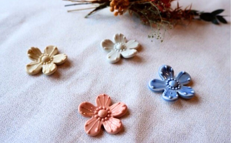 ＜砥部焼＞しあわせのはしわたし（桐箱入箸置4点セット）【工房釉瑠璃 女性作家 花柄　食器 食洗器対応 カトラリー おしゃれ かわいい インテリア小物 陶芸 手作り ギフト 贈答 贈り物 プレゼント お祝い 花のはしおき】