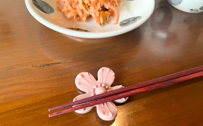 ＜砥部焼＞花のはしおき 1点(ピンク)【工房釉瑠璃 女性作家 花柄 桃色 四季 食器 箸置き 食洗器対応 カトラリー おしゃれ かわいい インテリア小物 陶芸 手作り ギフト 贈答 贈り物 プレゼント お祝い】
