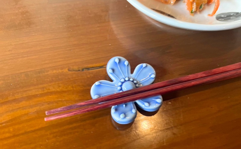 ＜砥部焼＞花のはしおき 1点(ブルー)【工房釉瑠璃 女性作家 花柄 青 四季 食器 箸置き 食洗器対応 カトラリー おしゃれ かわいい インテリア小物 陶芸 手作り ギフト 贈答 贈り物 プレゼント お祝い】