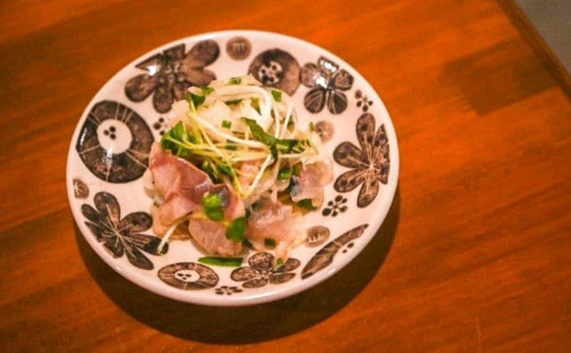 ＜砥部焼＞とりわけサイズ4寸皿 （ブーケ柄）2点【工房釉瑠璃 女性作家 花柄 白 黒 食器 食洗器対応 おしゃれ かわいい お皿  インテリア小物 陶芸 手作り ギフト 贈答 贈り物 プレゼント お祝い】