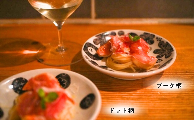 ＜砥部焼＞とりわけサイズ4寸皿 （ブーケ柄）2点【工房釉瑠璃 女性作家 花柄 白 黒 食器 食洗器対応 おしゃれ かわいい お皿  インテリア小物 陶芸 手作り ギフト 贈答 贈り物 プレゼント お祝い】