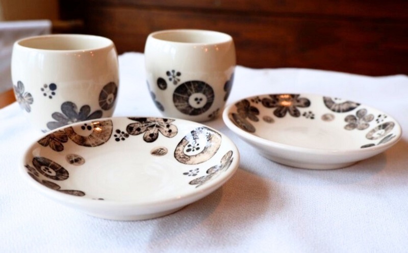 ＜砥部焼＞ペアブレイクセット （ブーケ柄とりわけサイズ4寸皿2点＆まぁるいカップ2点）【工房釉瑠璃 女性作家 食器 コップ 湯呑 カップ 食洗器対応 おしゃれ かわいい お皿 ギフト プレゼント お祝い】