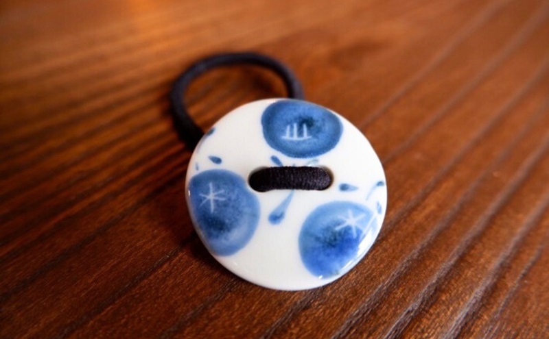 ＜砥部焼＞髪飾り（花）1点【へアゴム 工房釉瑠璃 女性作家 花柄 丸型 ボタン おしゃれ かわいい 陶芸 アクセサリー 手作り ハンドメイド】