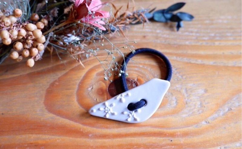 ＜砥部焼＞髪飾り（シロイトリ）1点【へアゴム 工房釉瑠璃 女性作家 鳥 白 ホワイト ボタン おしゃれ かわいい 陶芸 手作り アクセサリー ハンドメイド】