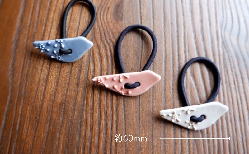＜砥部焼＞髪飾り（シロイトリ）1点【へアゴム 工房釉瑠璃 女性作家 鳥 白 ホワイト ボタン おしゃれ かわいい 陶芸 手作り アクセサリー ハンドメイド】