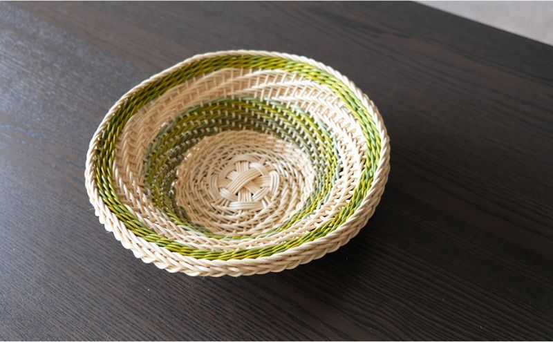 籐かご　らせんの浅皿（中）[カラーラタン彩都]
