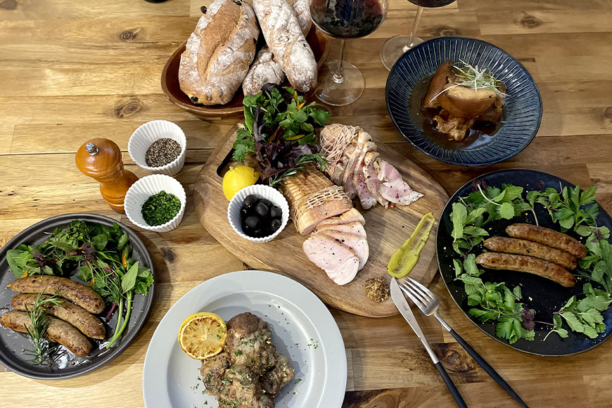 沖縄県・高級キビまる豚（無添加）ソーセージやテビチなど島デリ６点 122-6