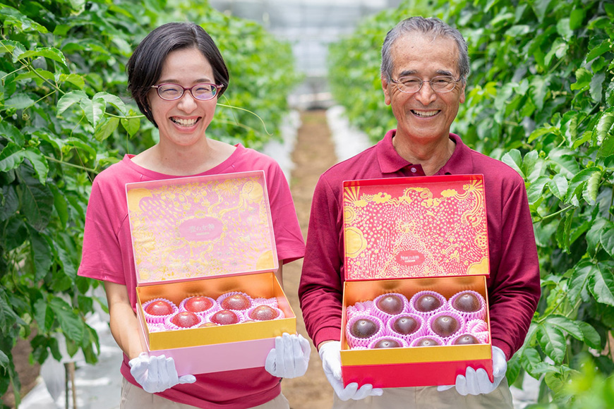 【2026年発送】沖縄情熱農園 農薬不使用栽培パッションフルーツ　「情熱の女神」1kg（化粧箱） 45-3