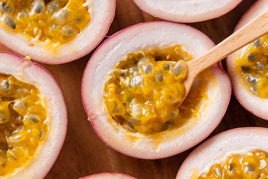 【2026年発送】沖縄情熱農園 農薬不使用栽培パッションフルーツ　「情熱の女神」1kg（化粧箱） 45-3